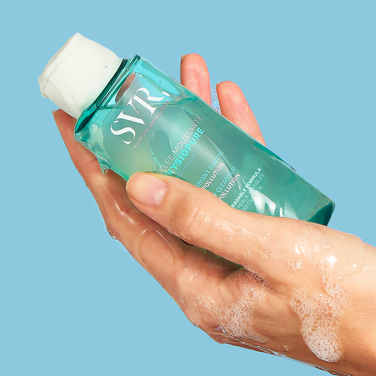 Gel rửa mặt SVR PHYSIOPURE GELEE MOUSSANTE giúp làm sạch bụi bẩn và không gây khô da cho da nhạy cảm