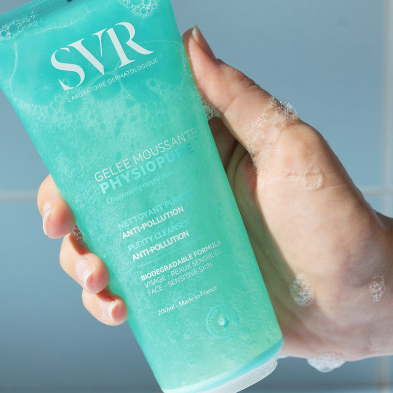 Gel rửa mặt SVR PHYSIOPURE GELEE MOUSSANTE giúp làm sạch bụi bẩn và không gây khô da cho da nhạy cảm