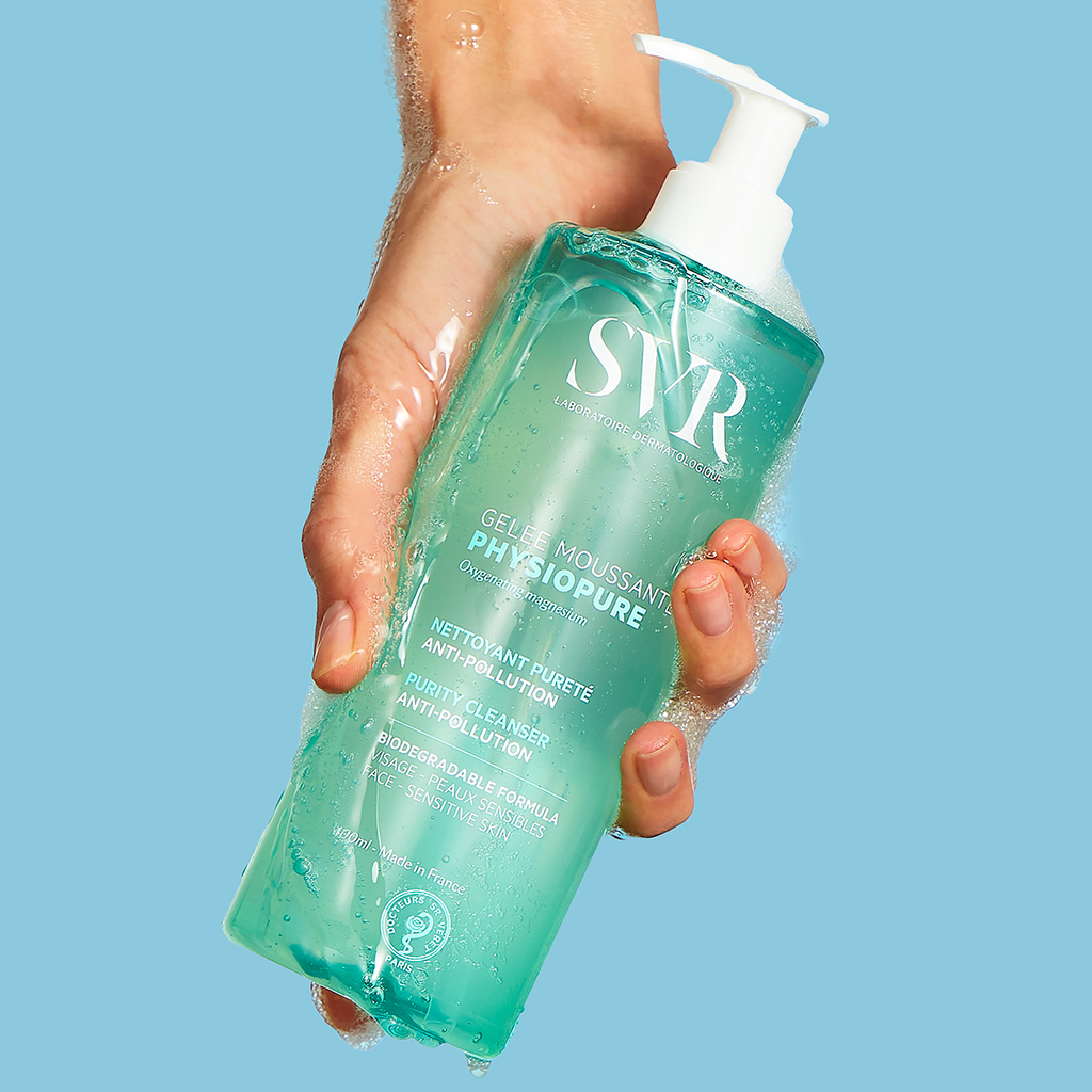 Gel rửa mặt SVR PHYSIOPURE GELEE MOUSSANTE giúp làm sạch bụi bẩn và không gây khô da cho da nhạy cảm